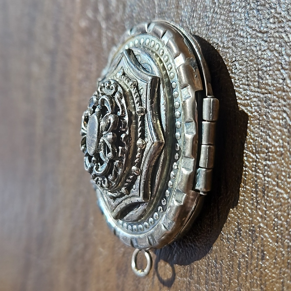 Vintage Intricate Locket - Picture 4 of 6